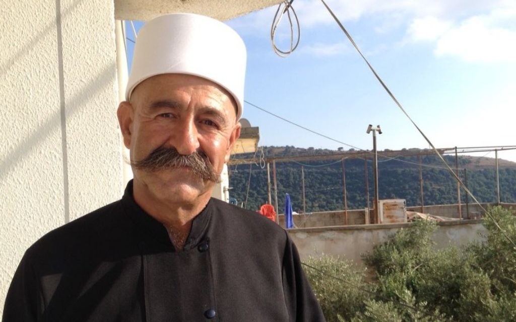 Sheikh Hayel Sharaf se tient devant sa maison à Ein Kinya dans les hauteurs du Golan israéliens, le 8 juillet 2015 (Crédit : Elhanan Miller / Times of Israël) Sheikh Hayel Sharaf se tient devant sa maison à Ein Kinya dans les hauteurs du Golan israéliens, le 8 juillet 2015 (Crédit : Elhanan Miller / Times of Israël)