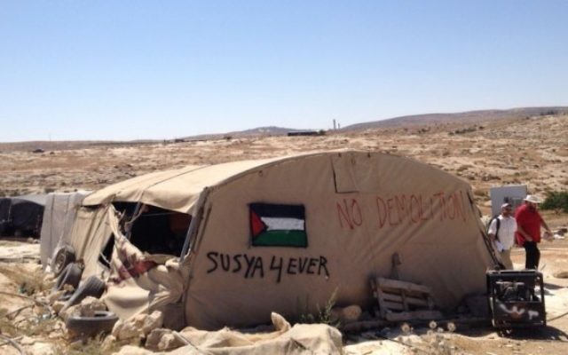 Une tente dans le hameau de Susya, le 19 Juillet, 2105 (Crédit : Elhanan Miller / Times of Israël)