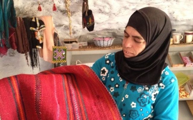 Widad Nawajah montre un tapis tissé à Susya, le 19 Juillet, 2015 (Crédit : Elhanan Miller / Times of Israel)