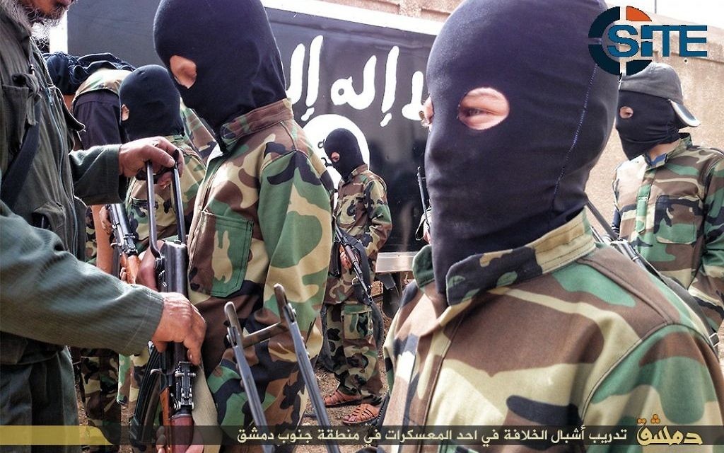 "Les lionceaux du Califat.",  des enfants recevant une formation militaire des militants de l'Etat islamique dans un camp près de Damas, en Syrie, le 6 décembre 2014 (Crédit : SITE Intel Group)
