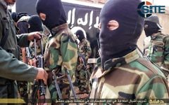 "Les lionceaux du Califat.",  des enfants recevant une formation militaire des militants de l'Etat islamique dans un camp près de Damas, en Syrie, le 6 décembre 2014 (Crédit : SITE Intel Group)