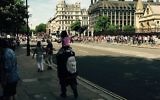 Un homme non identifié est repéré par des touristes en train de marcher à Londres enveloppé dans un drapeau de l'Etat islamique, portant un enfant agitant aussi le drapeau, Juillet 2015 (Photo: Twitter)