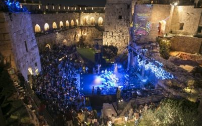 Phot d'un  concert au cours du Festival de Musique Sacrée de 2014 dans la tour de David de la Vieille ville (Crédit : Michal Fattal)