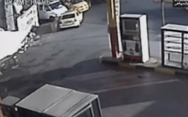 Des images de caméras de sécurité qui prétender  montrer  que le colonel Yisrael Shomer tirent sur Muhammad al-Kasbeh (Capture d'écran: YouTube, btselem)