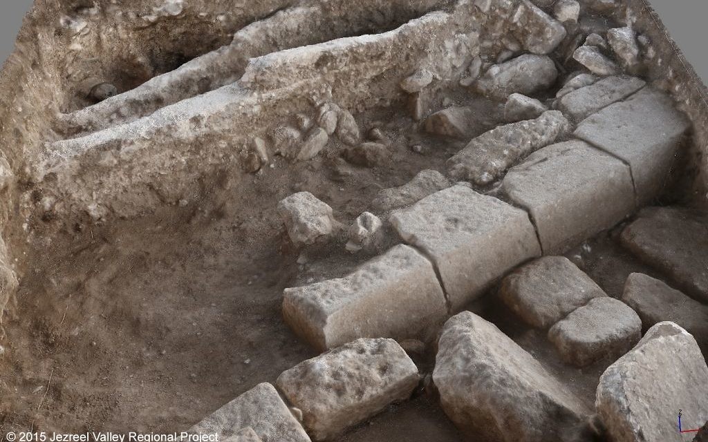 Les vestiges d'une rue romaine de Legio, un camp militaire datant des IIe et IIIe siècle de notre ère, à côté de Megiddo (Crédit : Autorisation) Les vestiges d'une rue romaine de Legio, un camp militaire datant des IIe et IIIe siècle de notre ère, à côté de Megiddo (Crédit : Autorisation)
