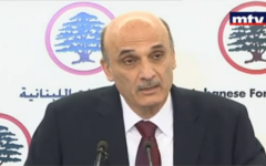 Samir Geagea s'adressant à la presse le 29 mai 2013 (Crédit : Capture d'image d'une vidéo YouTube téléchargée par MTVLebanonNews)
