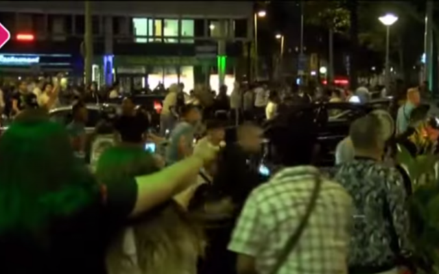 Emeutes dans le quartier de Schilderswijk, à La Haye, le 2 juillet 2015 (Capture d'écran : omroepwest, YouTube) Emeutes dans le quartier de Schilderswijk, à La Haye, le 2 juillet 2015 (Capture d'écran : omroepwest, YouTube)