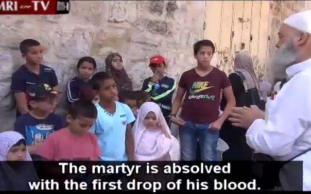 Un cheikh dans la Vieille Ville de Jérusalem enseignant aux enfants les gloires du martyre, le 27 juillet 2015 (Crédit : Institut de Recherche Médiatique du Moyen-Orient)