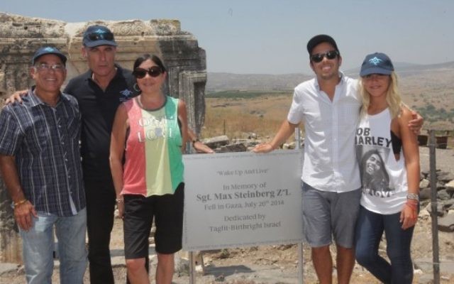 De gauche à droite: Stuart Steinberg, directeur général de Taglit / Birthright Israel Gidi Mark, Evelyn, Jake et Paige Steinberg devant la stelle pour Max Steinberg, le 16 juillet 2015 (Autorisation: Birthright Israel) De gauche à droite: Stuart Steinberg, directeur général de Taglit / Birthright Israel Gidi Mark, Evelyn, Jake et Paige Steinberg devant la stelle pour Max Steinberg, le 16 juillet 2015 (Autorisation: Birthright Israel)