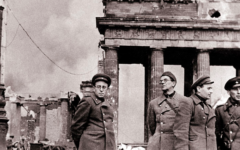 Vassili Grossman (à gauche), un célèbre écrivain juif soviétique et journaliste. (Crédit : Autorisation de Yad Vashem)