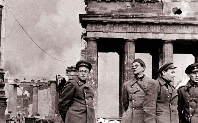 Vassili Grossman (à gauche), un célèbre écrivain juif soviétique et journaliste. (Crédit : Autorisation de Yad Vashem) Vassili Grossman (à gauche), un célèbre écrivain juif soviétique et journaliste. (Crédit : Autorisation de Yad Vashem)