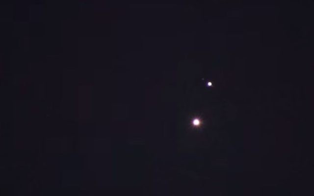 Vénus et Jupiter en convergence, le 30 uin 2015 (Crédit : Capture d'écran YouTube) Vénus et Jupiter en convergence, le 30 uin 2015 (Crédit : Capture d'écran YouTube)