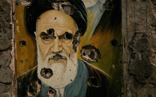Des traces de balles sur le portrait de l'ayatollah Khomeini - le fondateur de la République islamique de l'Iran- peint sur un mur à Bent Jbail au Liban (Crédit : Spencer Platt / Getty Images, via JTA) Des traces de balles sur le portrait de l'ayatollah Khomeini - le fondateur de la République islamique de l'Iran- peint sur un mur à Bent Jbail au Liban (Crédit : Spencer Platt / Getty Images, via JTA)