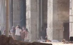 Capture d'écran des affrontements entre la police israélienne et les Palestiniens au mont du Temple, le 26 juillet 2015 (Crédit : FB/police israélienne)