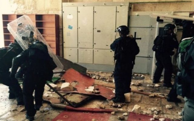 La police à l'intérieur d'Al-Aqsa, après les affrontements du 26 juillet. (Crédit : police de Jerusalem)