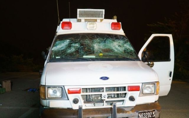 L'ambulance militaire attaquée par des résidents druzes israéliens dans le Golan lorsqu'elle transportait des blessés de guerre syriens pour être soignés en Israël, le 22 juin 2015 (Crédit photo: Basel Awidat / Flash90)
