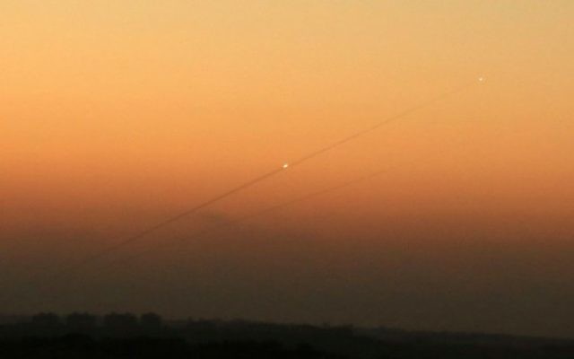 Une traînée de fumée d'une roquette palestinienne lancée depuis la bande de Gaza en direction de la ville israélienne d'Ashkelon, le 24 août 2014 (Crédit photo: Edi Israel / Flash90)