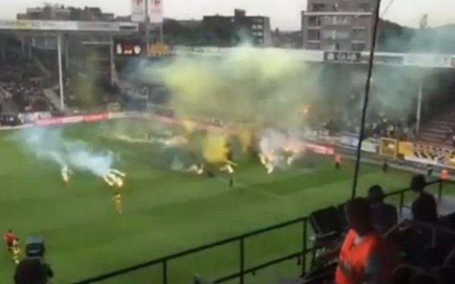Bombes fumigènes jetées sur le terrain par les fans de club de football Beitar Jérusalem au cours d'un match contre l'équipe belge Sporting Charleroi, jeudi 16 juillet 2015. (Capture d'écran : Ynet)