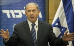 Le Premier ministre Benjamin Netanyahu  lors d'une réunion de groupe parlementaire du Likud à la Knesset, le 6 juillet 2015 (Crédit photo: Hadas Parush / Flash90)
