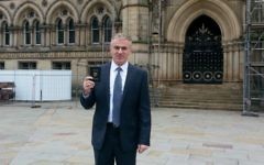 L'ambassadeur Daniel Taub montre le 18 août 2014 son passeport israélien à Bradford, au Royaume-Uni, ville qui a été déclarée «zone exempte d'Israël» par le député du parti Respect George Galloway (Crédit photo: Evelyn Coster)