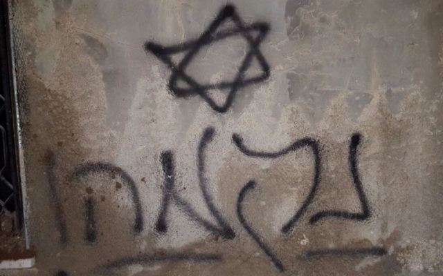 Une étoile de David et le mot "Revanche" en hébreu sont peints à la bombe sur les murs d'une maison palestinienne qui a été incendiée dans le village palestinien de Douma, près de Naplouse, le 31 juillet 2015 (Crédit : Zacharia Sadeh / Rabbis for Human Rights) Une étoile de David et le mot "Revanche" en hébreu sont peints à la bombe sur les murs d'une maison palestinienne qui a été incendiée dans le village palestinien de Douma, près de Naplouse, le 31 juillet 2015 (Crédit : Zacharia Sadeh / Rabbis for Human Rights)