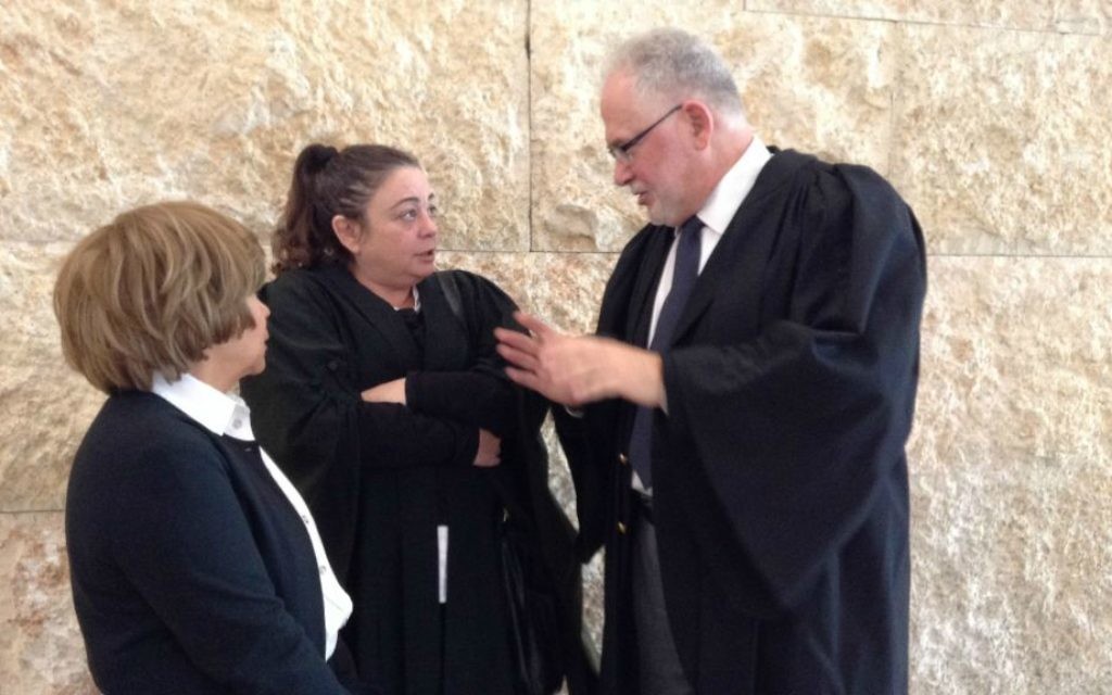 Le rabbin avocat Uri Regev, à droite, et Edna Meyrav avec leur cliente d'Elad à une audience de la Cour suprême, en 2014. (Crédit : Hiddush) Le rabbin avocat Uri Regev, à droite, et Edna Meyrav avec leur cliente d'Elad à une audience de la Cour suprême, en 2014. (Crédit : Hiddush)