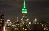 L'Empire State Building de  New York s'illumine de vert 17 juillet 2015 pour célébrer la fête de l'Aïd al-Fitr qui marque la fin du Ramadan. (AFP PHOTO / BRIGITTE DUSSEAU)