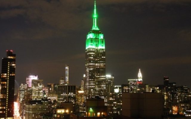 L'Empire State Building de  New York s'illumine de vert 17 juillet 2015 pour célébrer la fête de l'Aïd al-Fitr qui marque la fin du Ramadan. (AFP PHOTO / BRIGITTE DUSSEAU)
