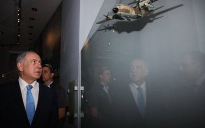 Le Premier ministre Benjamin Netanyahu visitant l' exposition sur Entebbe au Centre Rabin le 9 juillet 2015. Son frère Yoni a été tué dans la mission de sauvetage des otages en  1976  (via Facebook)