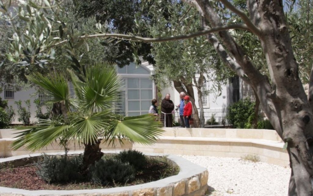 Dans le jardin du couvent des Capucins, à Jérusalem (Crédit : Shmuel Bar-Am)