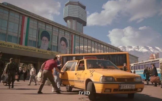 Gidi Gov monte dans un taxi au faux aéroport de Téhéran à Kiev, dans la publicité de Bezeq (Capture d'écran de Bezeq)
