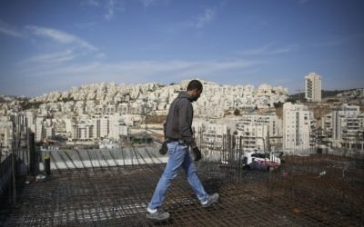 Un ouvrier sur un chantier dans le quartier de Har Homa à Jérusalem est en octobre 2014 (Crédit : Hadas Parush / Flash90)