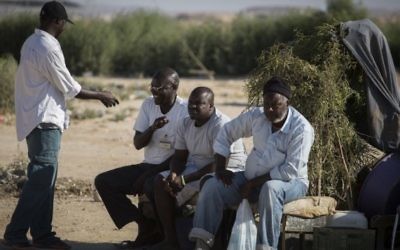 Des réfugiés africains devant le centre de rétention de Holot dans le sud d'Israël, le 13 juin 2015. (Crédit : Hadas Parush/Flash90)