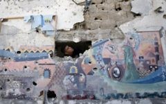 Un Palestinien inspecte les dommages dans une école de l'ONU dans le camp de réfugiés de Jabaliya dans le nord de la bande de Gaza le 30 juillet 2014. (Crédit photo:  Mahmud Hams / AFP)