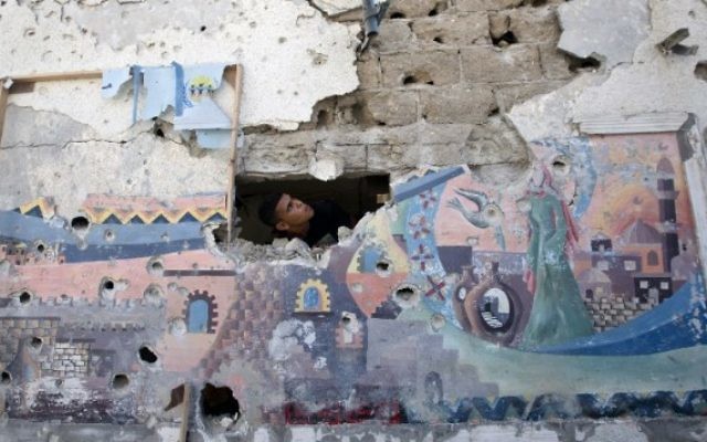 Un Palestinien inspecte les dommages dans une école de l'ONU dans le camp de réfugiés de Jabaliya dans le nord de la bande de Gaza le 30 juillet 2014. (Crédit photo: Mahmud Hams / AFP) Un Palestinien inspecte les dommages dans une école de l'ONU dans le camp de réfugiés de Jabaliya dans le nord de la bande de Gaza le 30 juillet 2014. (Crédit photo: Mahmud Hams / AFP)