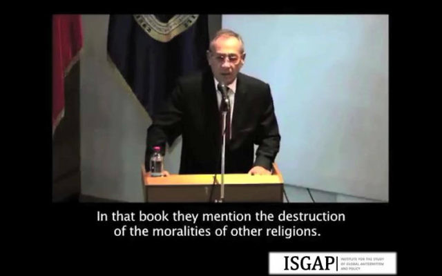 Capture d'écran d'une vidéo de Imad Nabil Jadaa, ambassadeur palestinien au Chili, délivrant un discours antisémite à une conférence de paix à Santiago,  le 15 mai 2015. (Capture d'écran / ISGAP / Vimeo)