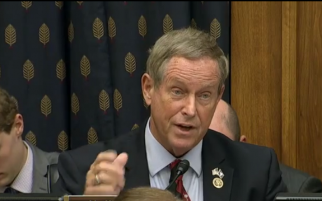 Le Représentant Joe Wilson de la Caroline du Sud lisant l'editorial de David Horovitz du Times of Israel à l'audience de la Chambre sur l'accord nucléaire Iran, le 28 juillet 2015 Le Représentant Joe Wilson de la Caroline du Sud lisant l'editorial de David Horovitz du Times of Israel à l'audience de la Chambre sur l'accord nucléaire Iran, le 28 juillet 2015