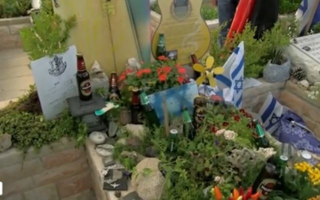 La tombe du soldat Lee Matt au cimetière militaire du Mont Herzl à Jérusalem (Crédit : Capture d'écran Walla) La tombe du soldat Lee Matt au cimetière militaire du Mont Herzl à Jérusalem (Crédit : Capture d'écran Walla)