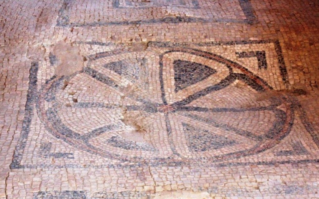 Mosaïque de la première synagogue datant du Ier siècle à Magdala (Crédit : Shmuel Bar-Am)