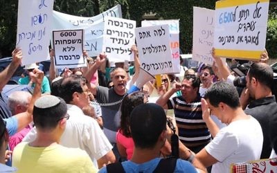 Les employés de la chaîne de supermarchés Mega manifestent devant une conférence des fournisseurs Mega à Tel Aviv le 12 juillet 2015, où Mega leur a demandé d'approuver l'accord de dette (Crédit photo: Flash90)