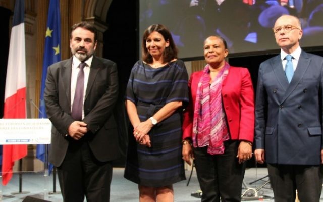 De gauche à droite, le président du Consistoire Joël Mergui, la maire de Paris Anne Hidalgo, la ministre de la Justice, Christiane Taubira, et le ministre de l'Intérieur Bernard Cazeneuve lors du dîner de gala pour le nouveau Centre européen du judaïsme à Paris, à l'Hôtel de Ville, le 29 juin 2015. (Crédit : Alain Azria/JTA)