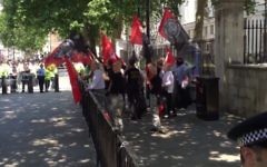 La manifestation néo-nazie organisée le 4 juillet à Londres n'a rassemblé qu'une vingtaine de personnes. (Crédit : Screen capture/TheBlaze/YouTube)
