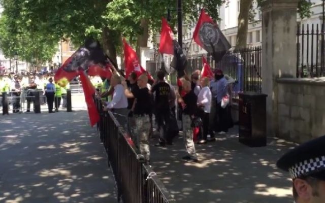 La manifestation néo-nazie organisée le 4 juillet à Londres n'a rassemblé qu'une vingtaine de personnes. (Crédit : Screen capture/TheBlaze/YouTube)