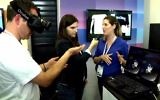 Un utilisateur (à gauche) montre comment le casque Oculus VR fonctionne tandis que Laura Rosbrow de Geektime (centre) interview une représentant de Pebbles, Renana Perlovitch (Crédit : Geektime)