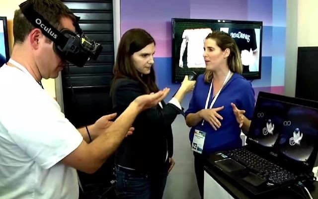 Un utilisateur (à gauche) montre comment le casque Oculus VR fonctionne tandis que Laura Rosbrow de Geektime (centre) interview une représentant de Pebbles, Renana Perlovitch (Crédit : Geektime)