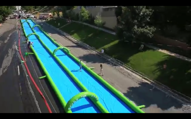 Capture d'écran YouTube : vidéo : slip and slide - 1000 feet!!! - - Slide the city