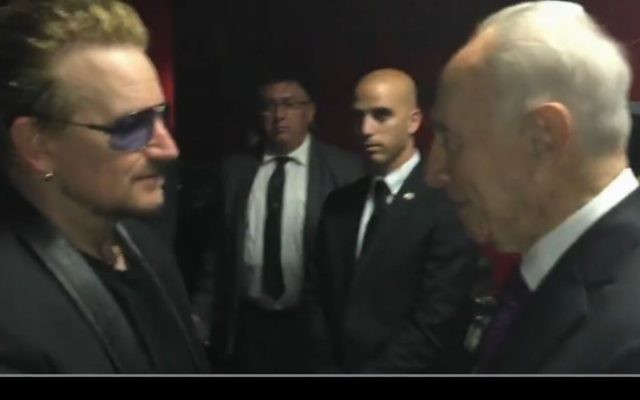 L'ancien président Shimon Peres (à droite) avec le chanteur de U2, Bono, à Toronto, au Canada, le lundi 6 juillet 2015. (Crédit : Capture d'écran Ynet) L'ancien président Shimon Peres (à droite) avec le chanteur de U2, Bono, à Toronto, au Canada, le lundi 6 juillet 2015. (Crédit : Capture d'écran Ynet)