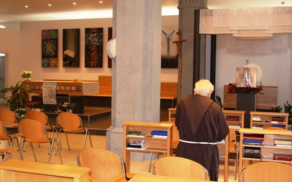 La prière dans la chapelle du couvent des Capucins (Crédit : Shmuel Bar-Am)