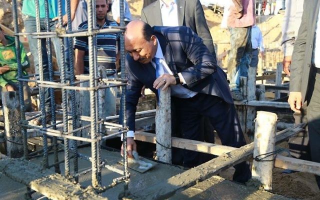 Le ministre palestinien de l'Habitat et des Travaux publics, Moufid al-Hasayneh, posant la première pierre pour reconstruire la première maison entièrement démolie lors de l'offensive israélienne de l'été dernier dans la bande de Gaza (Photo: page Facebook du ministre)
