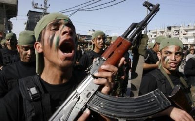 Des élèves des écoles palestiniennes prennent part à une marche militaire organisée par le Hamas dans la ville de Rafah, dans le sud de la bande de Gaza, le 27 février 2014 (Crédit photo: Abed Rahim Khatib / Flash90)